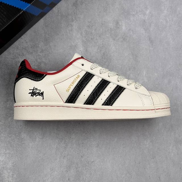 本地 核心私 Stussy X Adidas Original Superstar 斯图西 X 阿迪达斯 低帮联名白黑红 贝壳头防滑耐磨轻便板鞋 鞋身整体采用米