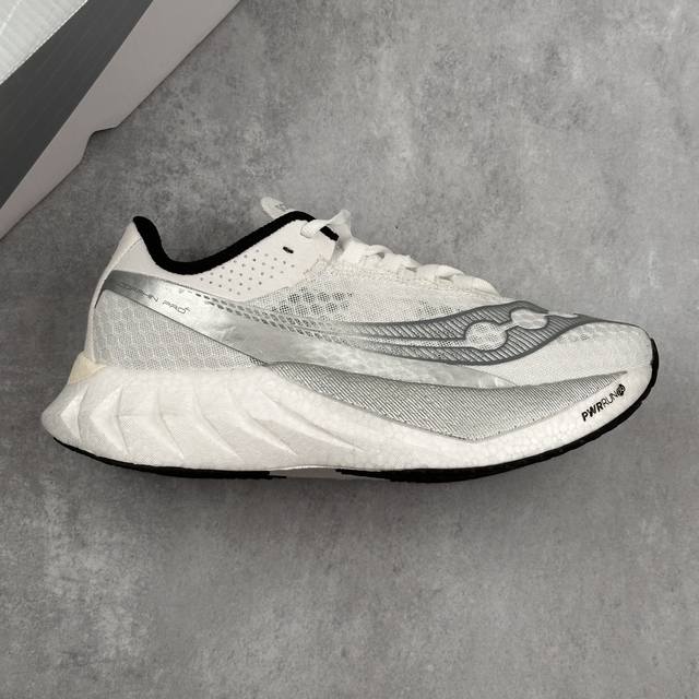本地 核心私 公司级Saucony索康尼 Endorphin pro 4系列 低帮缓震跑步鞋 索康尼推出的跑鞋是一款外观激进但脚感舒适的跑鞋 采用了全新的中底设
