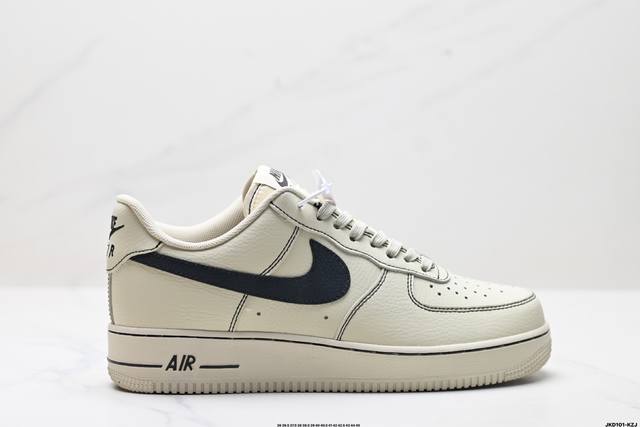 公司级耐克Nike Air Force 1“07空军一号低帮百搭休闲运动板鞋。柔软、弹性十足的缓震性能和出色的中底设计，横跨复古与现代的外结合，造就出风靡全球三