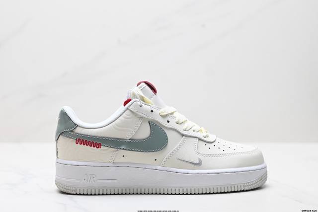 真标耐克Nike Air Force 1“07空军一号低帮百搭休闲运动板鞋。柔软、弹性十足的缓震性能和出色的中底设计，横跨复古与现代的外型结合，造就出风靡全球三