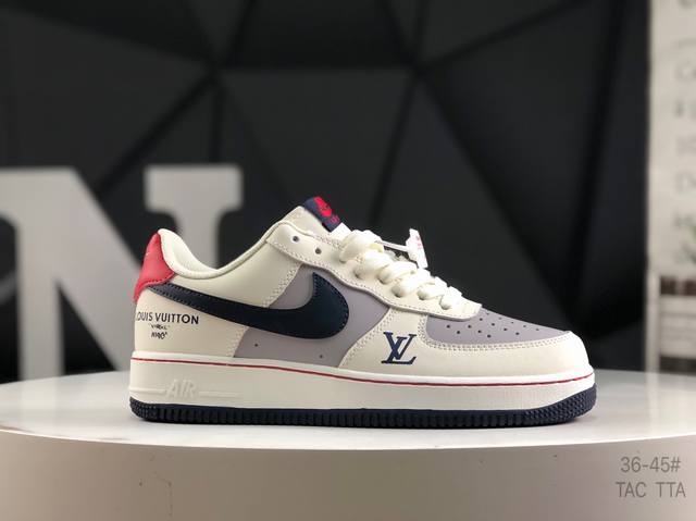 真标带半码 耐克 Nike Air Force 7 Low 空军一号低帮百搭厚底增高休闲运动板鞋。柔软、弹性十足的缓震性能和出色的中底设计，横跨复古与现代的外型