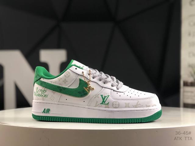真标带半码 耐克 Nike Air Forc 1 Low 低帮 板鞋 Force 1 Low 空军一号低帮百搭休闲运动板鞋。柔软、弹性十足的缓震性能和出色的中底