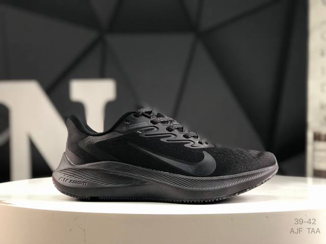 真标 耐克 Nike Zoom Winflo 7代轻质透气休闲运动跑步鞋。采用了后掌气垫 Air-Zoom 的设计，升级中底为Cushlon St，材质上更显得
