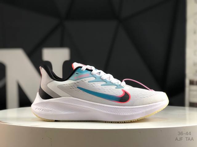 真标 耐克 Nike Zoom Winflo 7代轻质透气休闲运动跑步鞋。采用了后掌气垫 Air-Zoom 的设计，升级中底为Cushlon St，材质上更显得