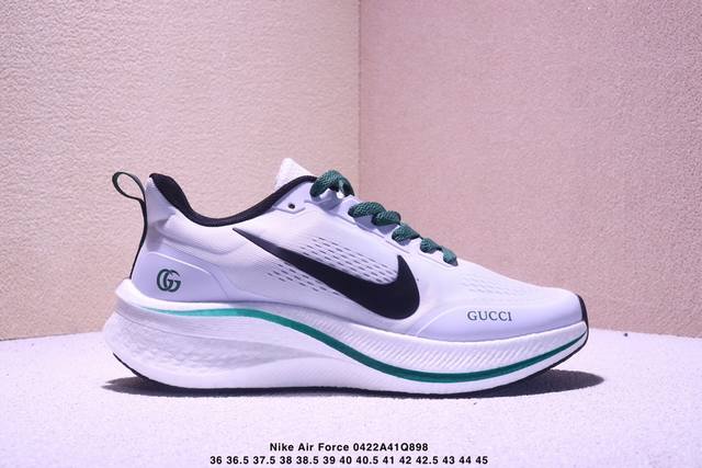 耐克 Nike Air Force 7 登月 低帮百搭休闲运动板鞋。柔软、弹性十足的缓震性能和出色的中底设计，横跨复古与现代的外型结合，造就出风靡全球三十多年的