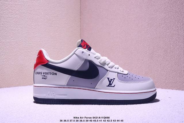 真标耐克Nike Air Force 1“07空军一号低帮百搭休闲运动板鞋。柔软、弹性十足的缓震性能和出色的中底设计，横跨复古与现代的外型结合，造就出风靡全球三