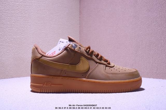 Nk Air Force 1‘07 Low 空军一号低帮休闲板鞋 鞋款采用再生材料制成，混合了皮革、网眼和绒面革。侧面的双 Swooshes、“82”品牌的鞋舌