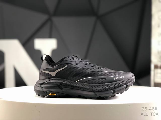 红卡 Hoka M Mafate Speed 4全新配色 这个品牌来自于新西兰的毛利语，Hoka表示大地，One One表示飞越，连起来就是飞越地平线，One