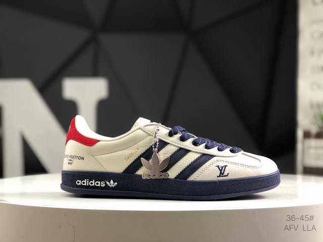 公司级带半码 阿迪达斯 Adidas Samba Og 经典鞋款 Adidas 近70年的经典Samba Og 修长的鞋楦,略微尖尖的鞋头,翻毛皮的鞋头拼接,这