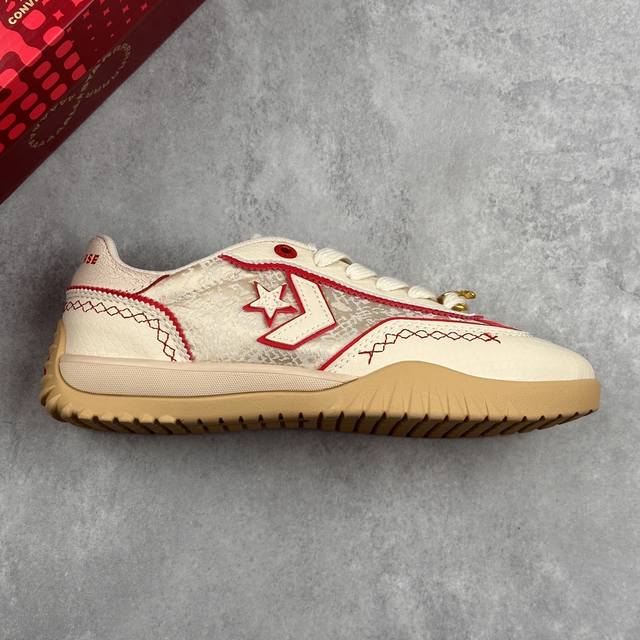 本地 核心私 Converse Run Star Trainer 匡威蛇年限定 防滑耐磨德训鞋 鞋面采用多种材质精心组合，每一处纹理都散发着独特质感，上手一摸就