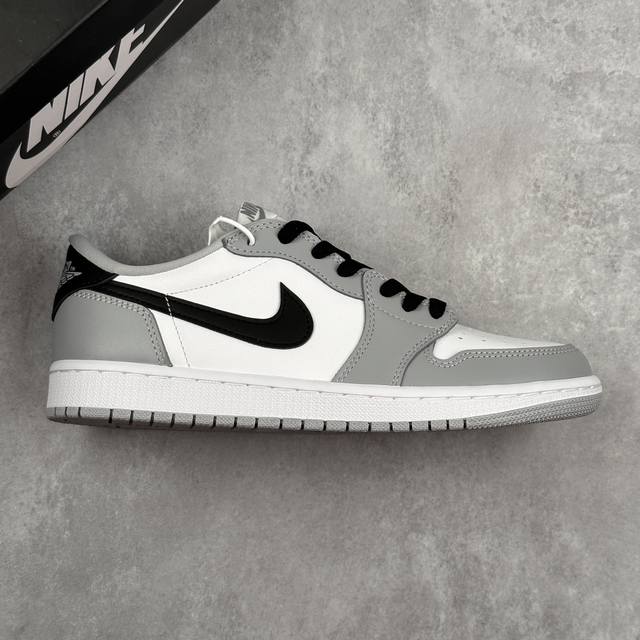 本地 核心私 Air Jordan 1 Retro Low Og Barons 低帮 灰白黑 Aj1 乔丹1代 乔丹篮球鞋系列 鞋身整体以白色为主，搭配灰色皮革