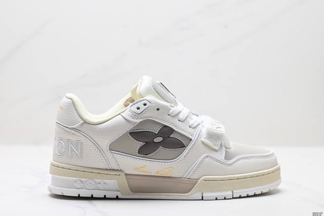 公司级全新Lv Louis Vuitton Trainer 绒面革 圆头系带生活休闲鞋 男款米色 此款鞋采用近几年比较流行的版型设计，外观时尚大气。鞋底采用耐磨