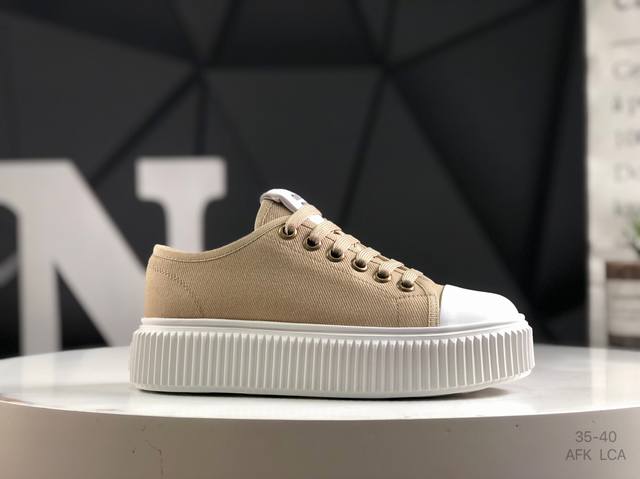 Miumiu 缪缪 时装周 Miu Miu 2025春夏系列秀场本季Miu Miu延续了该风格推出了专属款，整体鞋型线条简约＋轻薄鞋底设计，配色大胆时尚~相信还