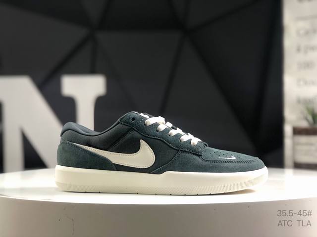 耐克 Nike Sb Force 58是一款将前沿创新带入街头的单品，它具有硫化杯底，具有出色的耐用性和灵活性。使用帆布和绒面革，在饰面上放置通风口，它自始至终