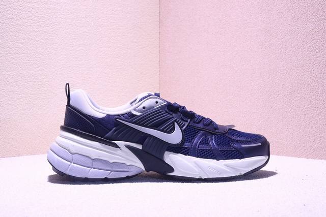 公司级耐克Nike V2K Run跑步鞋复古风潮 网面透气运动鞋 灰银紧致的鞋面材质提供良好的包裹性鞋侧 Swoosh以及鞋头部分搭配增添不少亮点的镀铬细节鞋垫