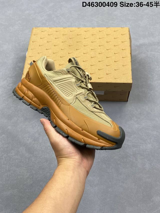 公司级耐克Nike Zoom Vomero Roam 马拉松复古跑五代休闲运动慢跑鞋 采用环保纤维革饰片组合网眼布鞋面材质 升级正确后跟Tpu加固 耐弯折热塑框