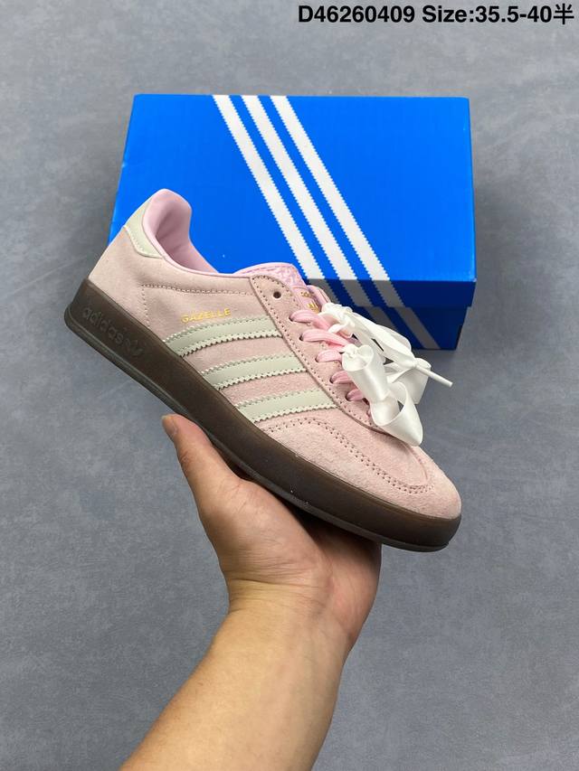 公司级Adidas Originals Gazelle Indoor 三叶草休闲防滑耐磨低帮板鞋 鞋头出色设计 塑就出众贴合感 稳固的后跟贴合足部曲线设计 软弹