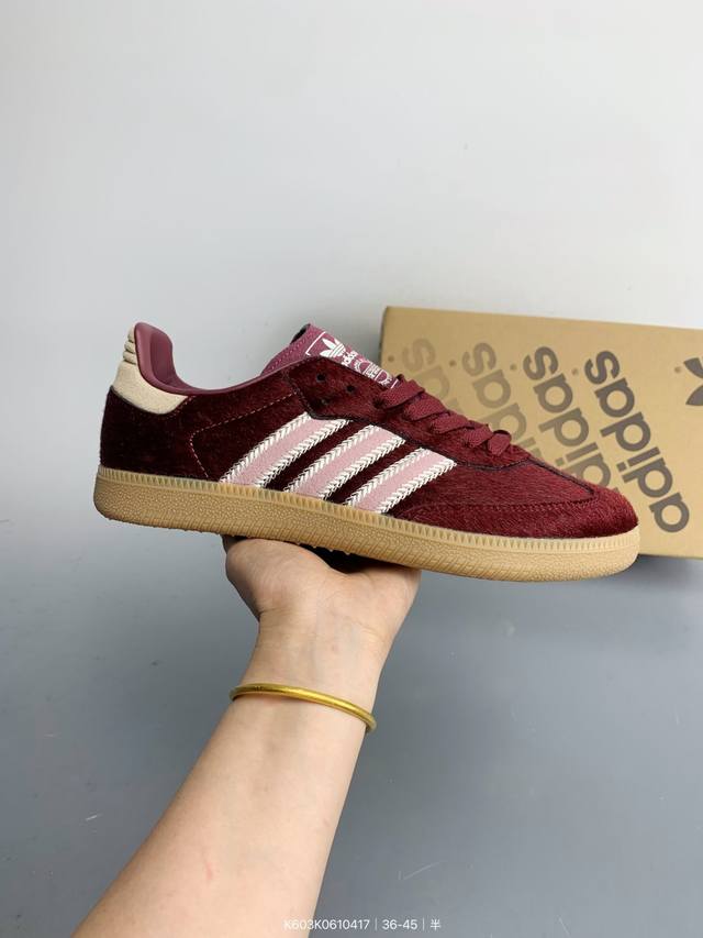 Adidas Samba Og 复古桑巴板鞋 这款桑巴鞋展示了高质量的工艺 带有装饰的超锁缝制和无缝的手感 柔软、柔软的皮革造型和标志性的3条纹完成了精致的外观