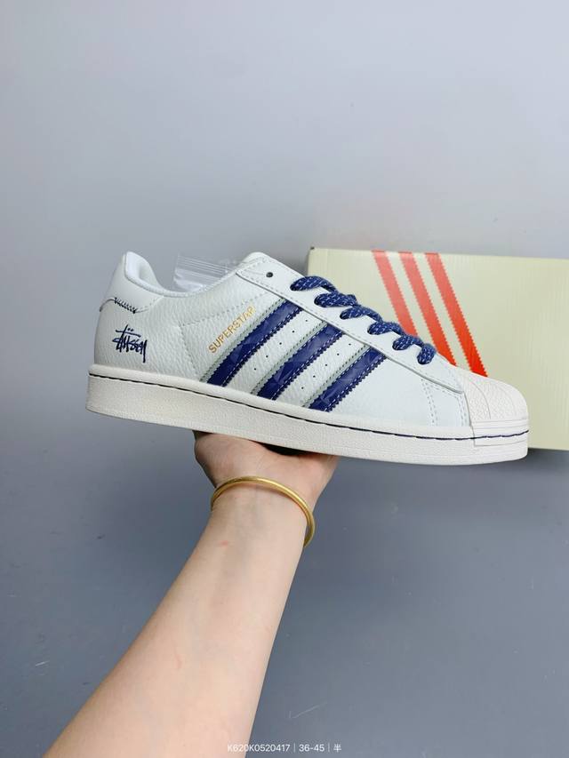 纯原 Clot X Ad Originals Superstar “金标” #贝壳头斯图西联名限定 贴合柔软皮料米白蓝经典配色 ，这其中也包括我们非常熟知的Cl