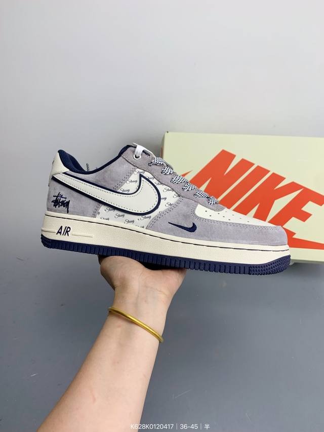 公司级Nike Air Force 7 Low “斯图西联名--灰白英文蓝底”空军一号 低帮 运动鞋 休闲鞋 折边针车 工艺难度大 原楦头原纸板 原装鞋盒 定制