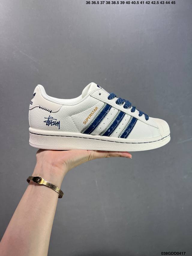 公司级Ad Originals Superstar 经典复古贝壳头板鞋 J p9300 诞生于1969年 是第一双将全皮面鞋 身与橡胶鞋头结合在一起的低帮篮球鞋
