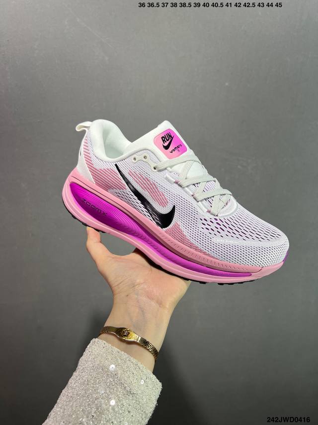 公司级Nike Vomero 18 耐克 舒适减震防滑 低帮跑步鞋 全掌Reactx泡绵中底 前掌和后跟还配备了Air Zoom气垫单元 据说跑起来更快更舒适哦
