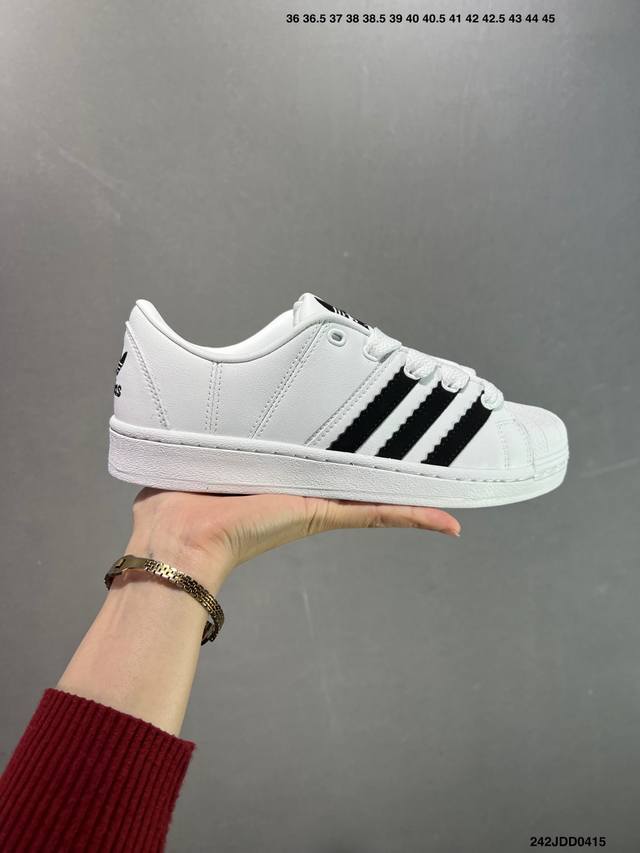 Ad Originals Superstar 经典复古贝壳头板鞋 J p9310 诞生于1969年 是第一双将全皮面鞋 身与橡胶鞋头结合在一起的低帮篮球鞋 Su
