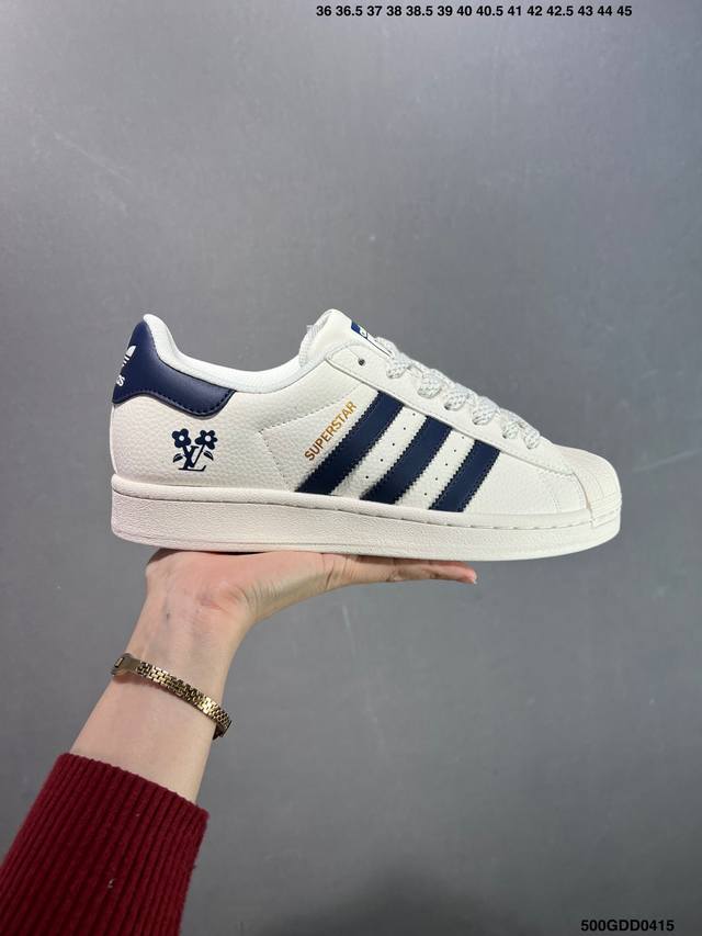 公司级Ad Originals Superstar 经典复古贝壳头板鞋 J p9310 诞生于1969年 是第一双将全皮面鞋 身与橡胶鞋头结合在一起的低帮篮球鞋