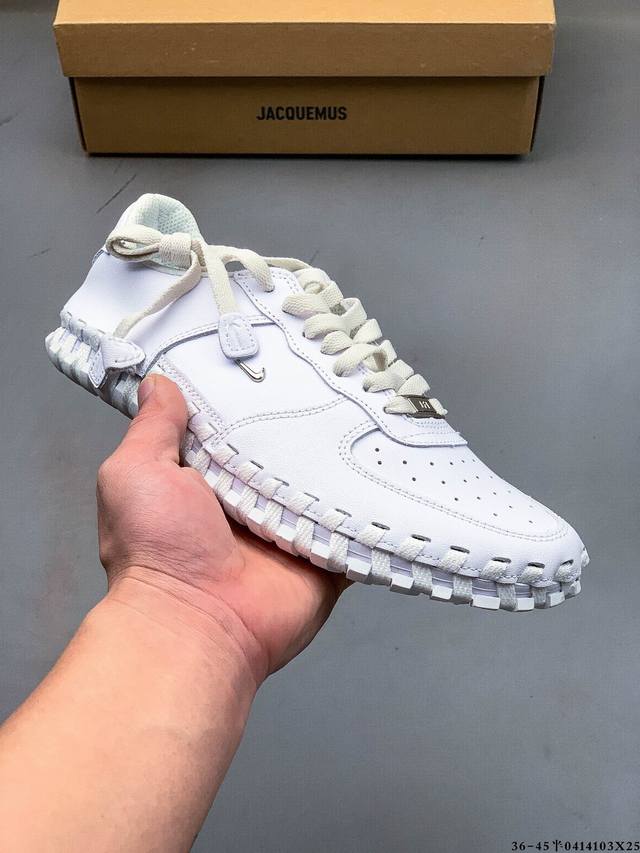 集图 Jacquemus X Nike J Force 1 Low 防滑耐磨低帮 运动休闲鞋 欧美走秀款英伦复古 翘式鞋头设计，响应灵活，保护脚趾。采用经典鞋型