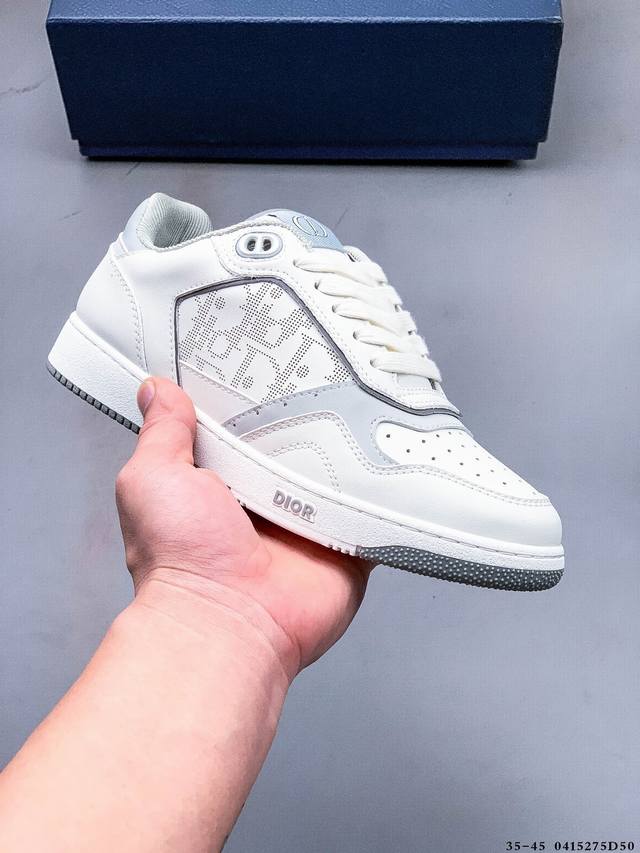 Dior 迪奥 年春季新品B57运动休闲鞋！这款中号B57是对已成为 Dior 标志的经典篮球鞋的重新诠释。采用光滑的蓝色和奶油色小牛皮搭配米色绒面革制成，侧面