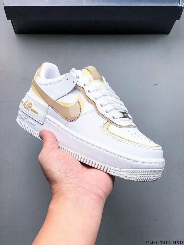 集图 公司级头层！Nike 耐克 Air Force 1 Shadow 拼接马卡龙 侧身 Swoosh 采用叠加形的式呈现，同时跟后也将标志性 “Air” 字叠