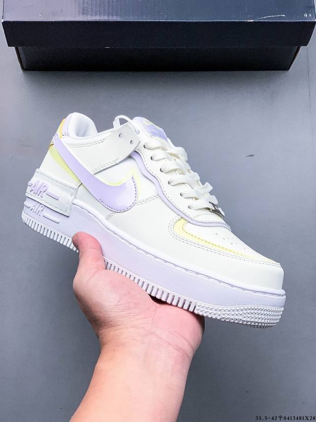 公司级头层！Nike 耐克 Air Force 1 Shadow 拼接马卡龙 侧身 Swoosh 采用叠加形的式呈现，同时跟后也将标志性 “Air” 字叠样加配