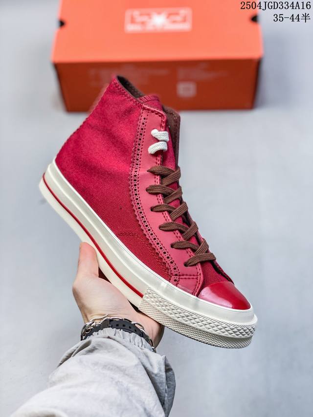 炸街必备！匡威 S复古红Yyds！ Converse匡威 S复古红色皮质拼接民族风休闲鞋男女帆布鞋A1 C 这双匡威 S高帮A1 C也太绝了吧！ 复古红超显白，