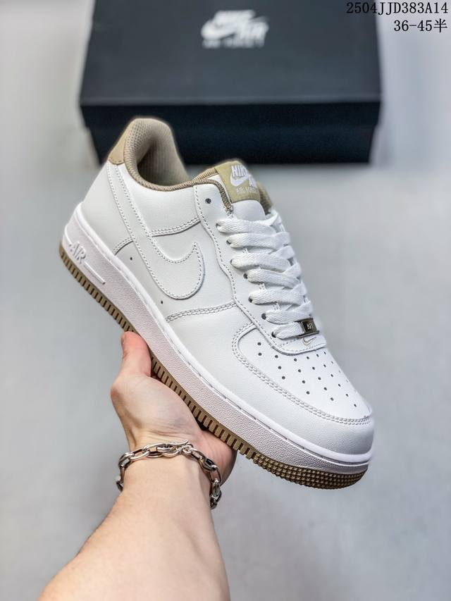 公司级带半码 耐克Nike Air Force 1’07 Low空军一号低帮百搭休闲运动板鞋。柔软、弹性十足的缓震性能和出色的中底设计，横跨复古与现代的外型结合
