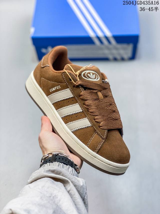 公司级阿迪达斯Adidas Originals Campus 00S系列 面包风经典复古低帮百搭休闲运动板鞋 鞋款采用绒面皮料，搭配白色常规皮革，质感上延续了经