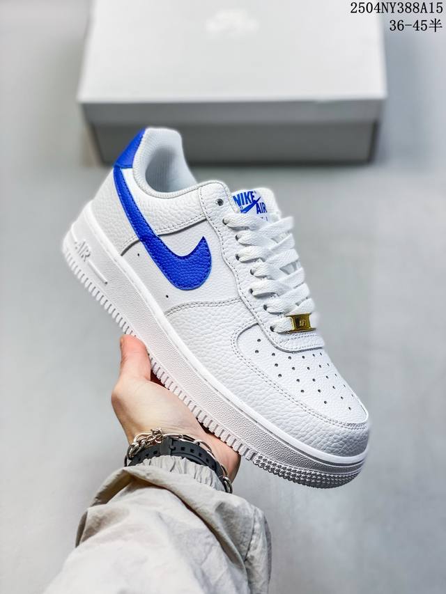 公司级带半码耐克Nike Air Force 1’07 Low空军一号低帮百搭休闲运动板鞋。柔软、弹性十足的缓震性能和出色的中底设计，横跨复古与现代的外型结合，