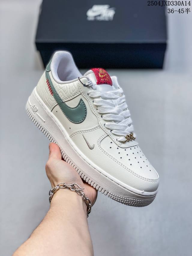 公司级带半码耐克Nike Air Force 1’07 Low空军一号低帮百搭休闲运动板鞋。柔软、弹性十足的缓震性能和出色的中底设计，横跨复古与现代的外型结合，