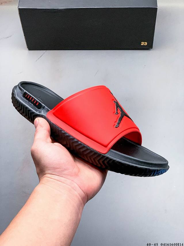 Jordan play Slide 夏季新款运动拖鞋 穿上Jordan playslide拖鞋，尽享舒适支撑。厚实泡绵质感轻盈，带来出众缓震效果，令你惬享沙滩休