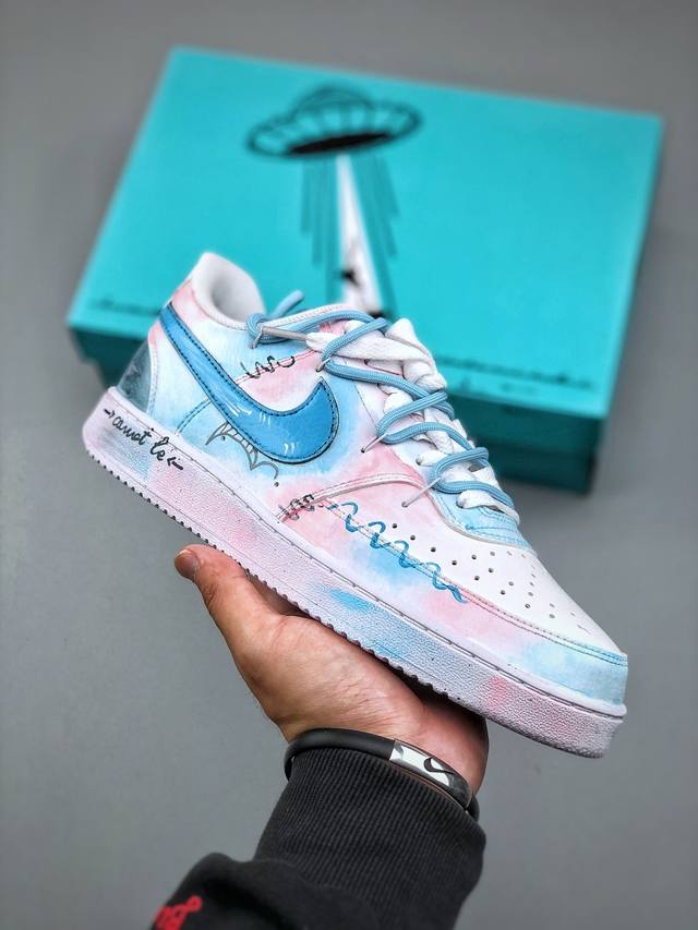 Nike Court Vision 1 Low“半夏晚晚” 手绘涂鸦定制板鞋夜幕降临，月光如水，洒在寂静的庭院。院中的荷花开得正好，在月色下更添几分清幽。偶尔有