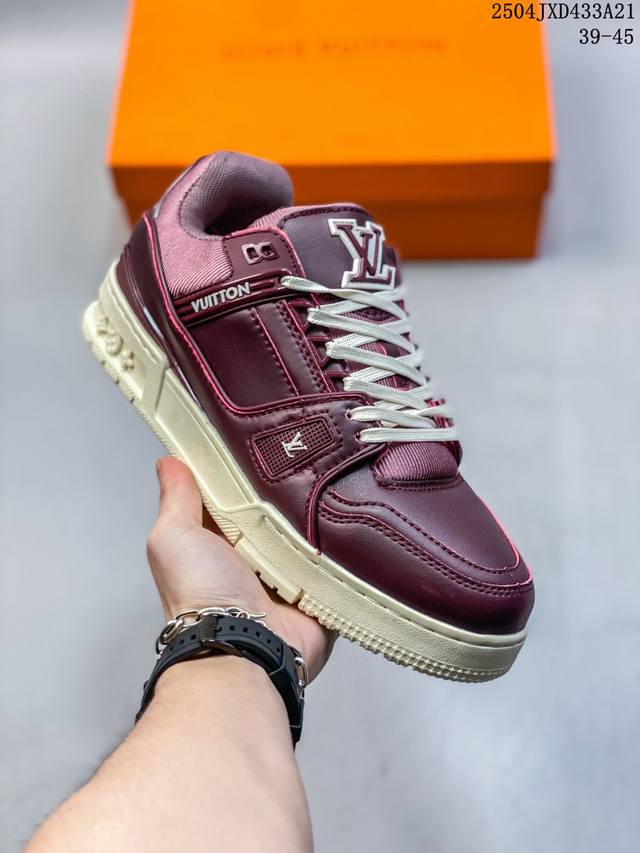 Louis Vuitton 路易威登 男鞋，采用荔枝纹二层牛剖革组合粒面牛剖革鞋面材质，鞋垫嵌入软脚感Eva物料，外置Tpr光泽隔色鞋底法国巴黎百年奢侈品牌Lv