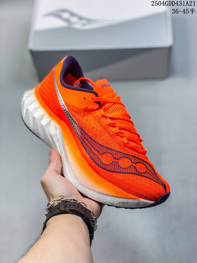 公司级Saucony索康尼 Endorphin pro4系列 男女低帮缓震跑步鞋 索康尼推出的跑鞋是一款外观激进但脚感舒适的跑鞋 采用了全新的中底设计和鞋面工程
