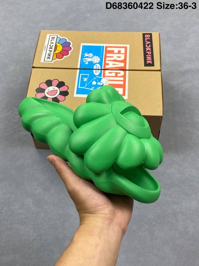 拖鞋拖鞋！ 外观时尚大气 鞋底采用耐磨材质 细致做工 彰显品牌魅力 微翘式鞋头设计，响应灵活 保护脚趾 鞋身运用简洁的色彩进行搭配 缔造简洁利落外观和出众脚感