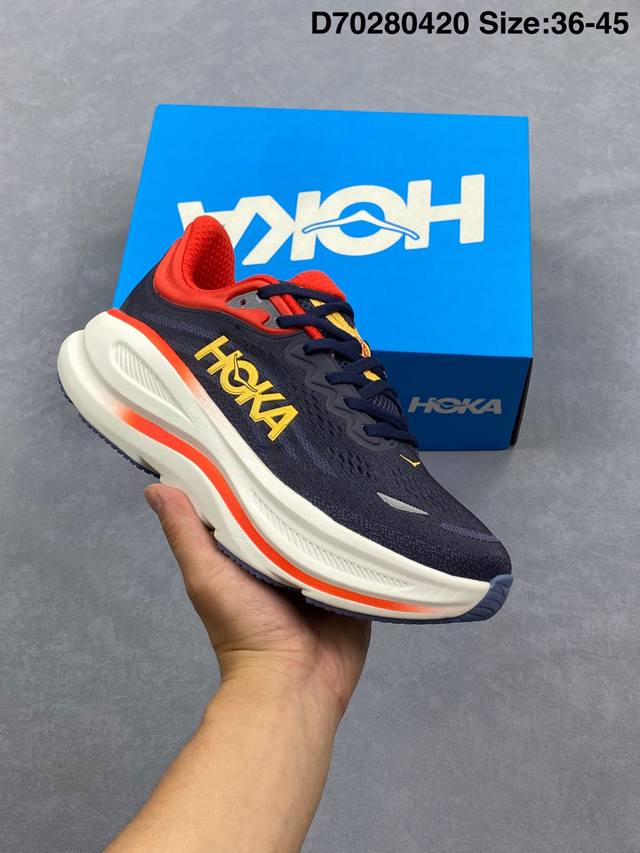 Hoka One One Bondi 9 机能缓震跑鞋 #鞋面部分采用工程网眼面料，可以确保必要的透气性能。使用了全新的莱卡橡筋，这大大提升了鞋面的硬度，由此增