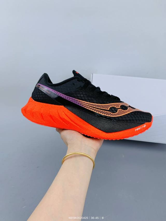 公司级Saucony索康尼 Endorphin pro4系列 男女低帮缓震跑步鞋 索康尼推出的跑鞋是一款外观激进但脚感舒适的跑鞋 采用了全新的中底设计和鞋面工程