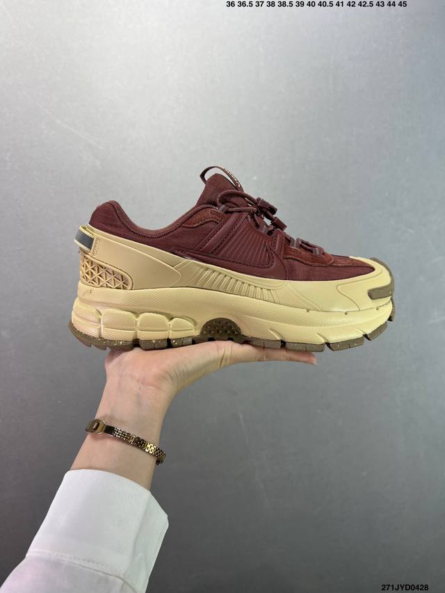 公司级耐克Nike Zoom Vomero Roam 马拉松复古跑五代休闲运动慢跑鞋 采用环保纤维革饰片组合网眼布鞋面材质 升级正确后跟Tpu加固 耐弯折热塑框