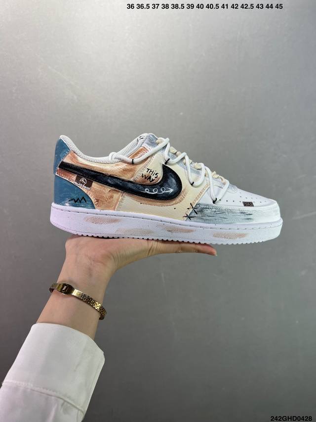 公司级Nike Court Vision 1 Low“幻影十字架” 手绘涂鸦定制板鞋 幻影十字架常作为一种印花图案出现，具有独特的视觉效果。将幻影十字架与梵文、
