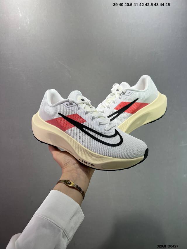公司级Nike Air Zoom Fly 5 超轻跑步鞋 织物减震轻盈跑步鞋 公司级 该鞋款专为训练和竞速而生 助力疾速畅跑 采用柔软的泡绵缓震配置 结合不易磨