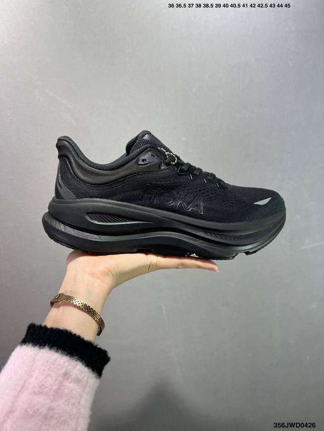 公司级Hoka M Bondi 9 轻盈跑鞋 这个品牌来自于新西兰的毛利语，Hoka表示大地，One One表示飞越，连起来就是飞越地平线，One One不是读