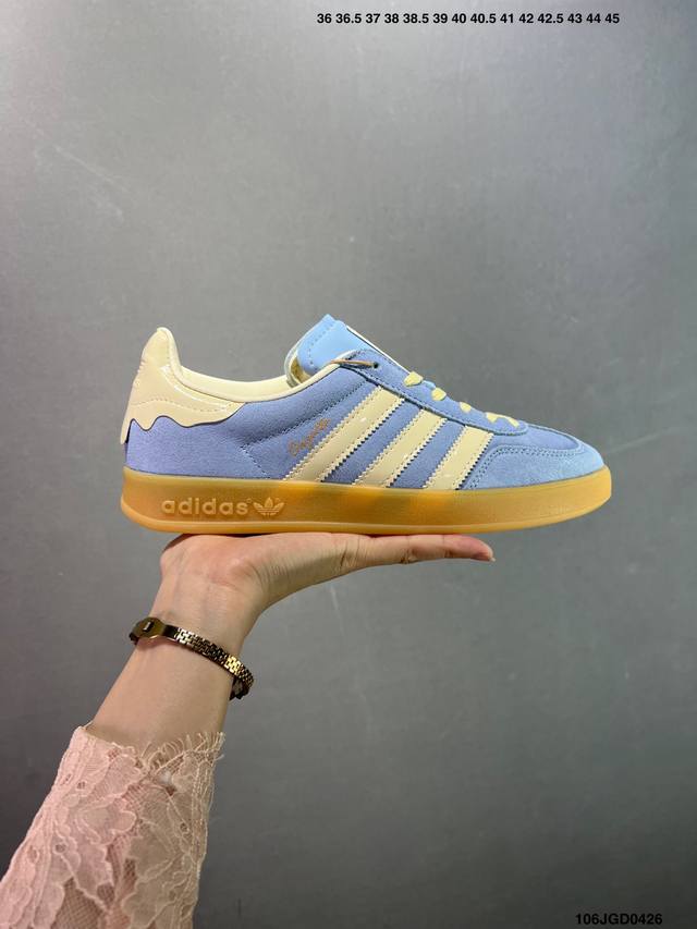 公司级Adidas Originals Gazelle Indoor 三叶草休闲防滑耐磨低帮板鞋 鞋头出色设计 塑就出众贴合感 稳固的后跟贴合足部曲线设计 软弹