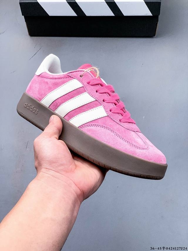 集图 公司级 阿迪达斯 Adidas Barreda 考拉派对 复古休闲 清新 舒适百搭 德训鞋 T字头 防滑耐磨 低帮 板鞋 男女同款运动鞋。鞋头加宽设计提升